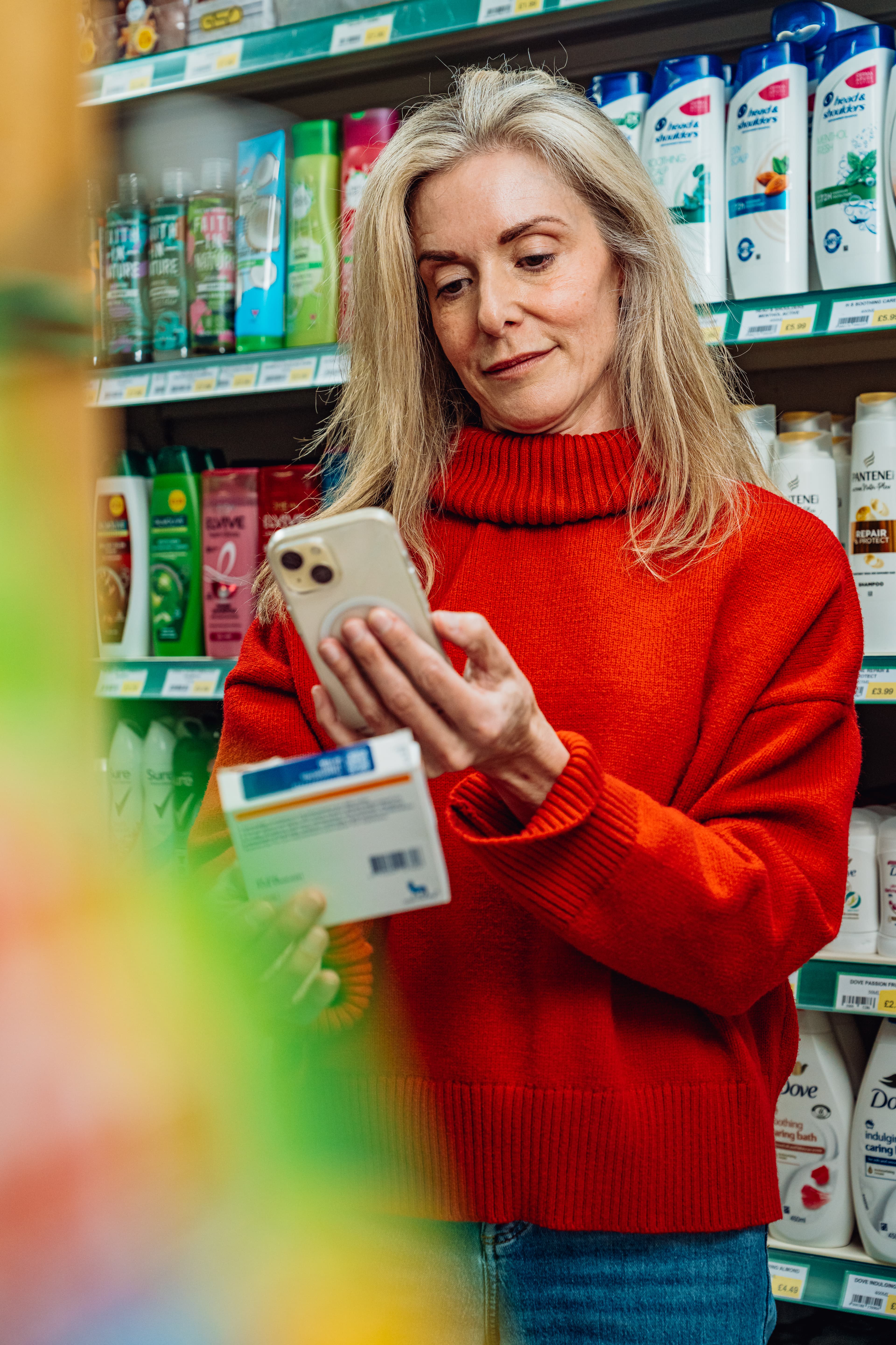 Shopper with phone