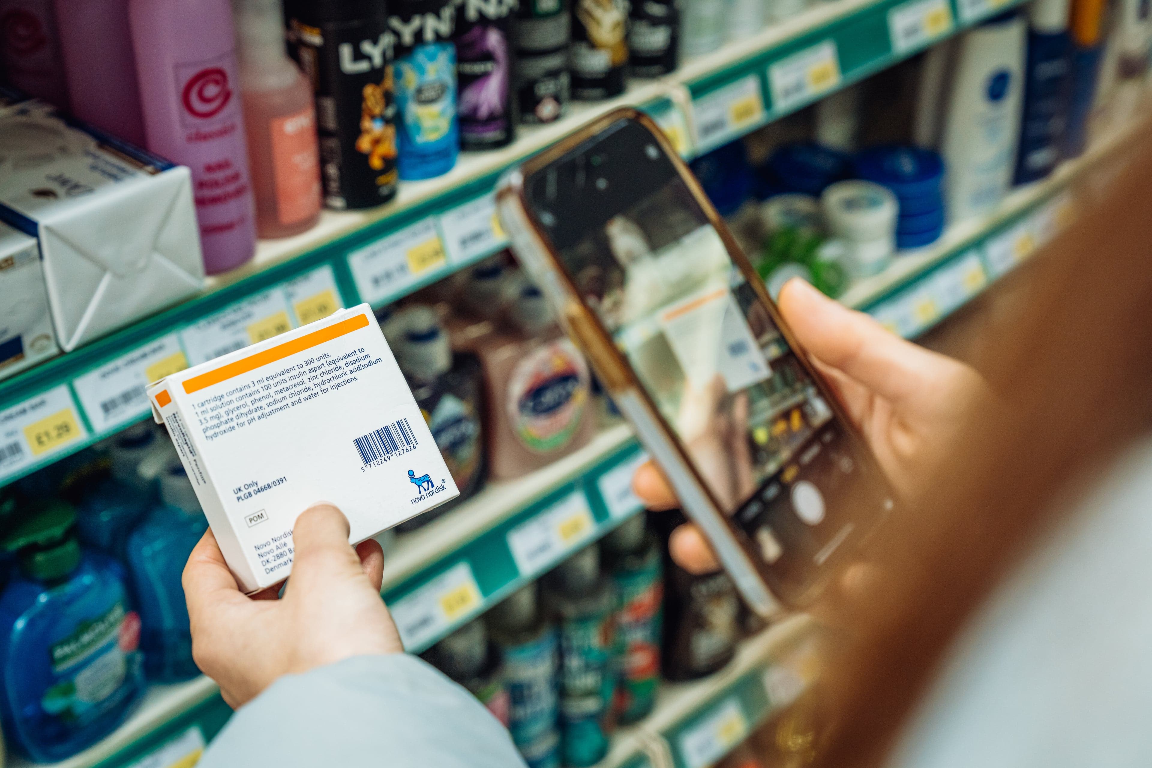 Un client scannant le code QR figurant sur l'emballage d'un produit dans l'allée d'un magasin