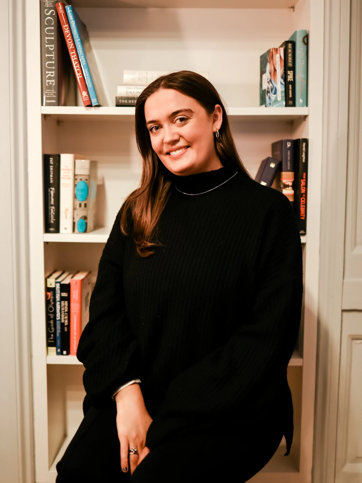 Foto retrato de Rosa delante de una librería